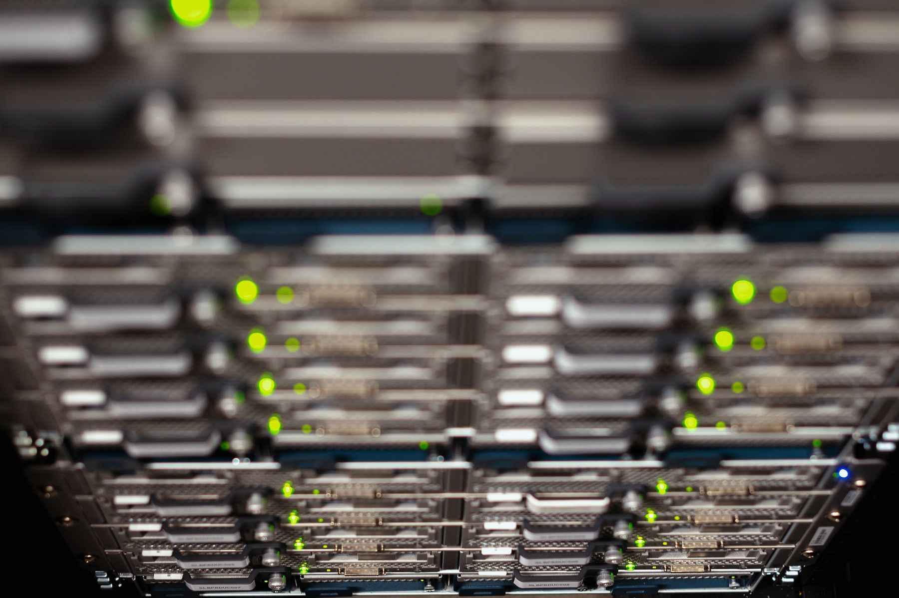 Echipamente de rețea suprapuse într-un rack, cu LED-uri verzi