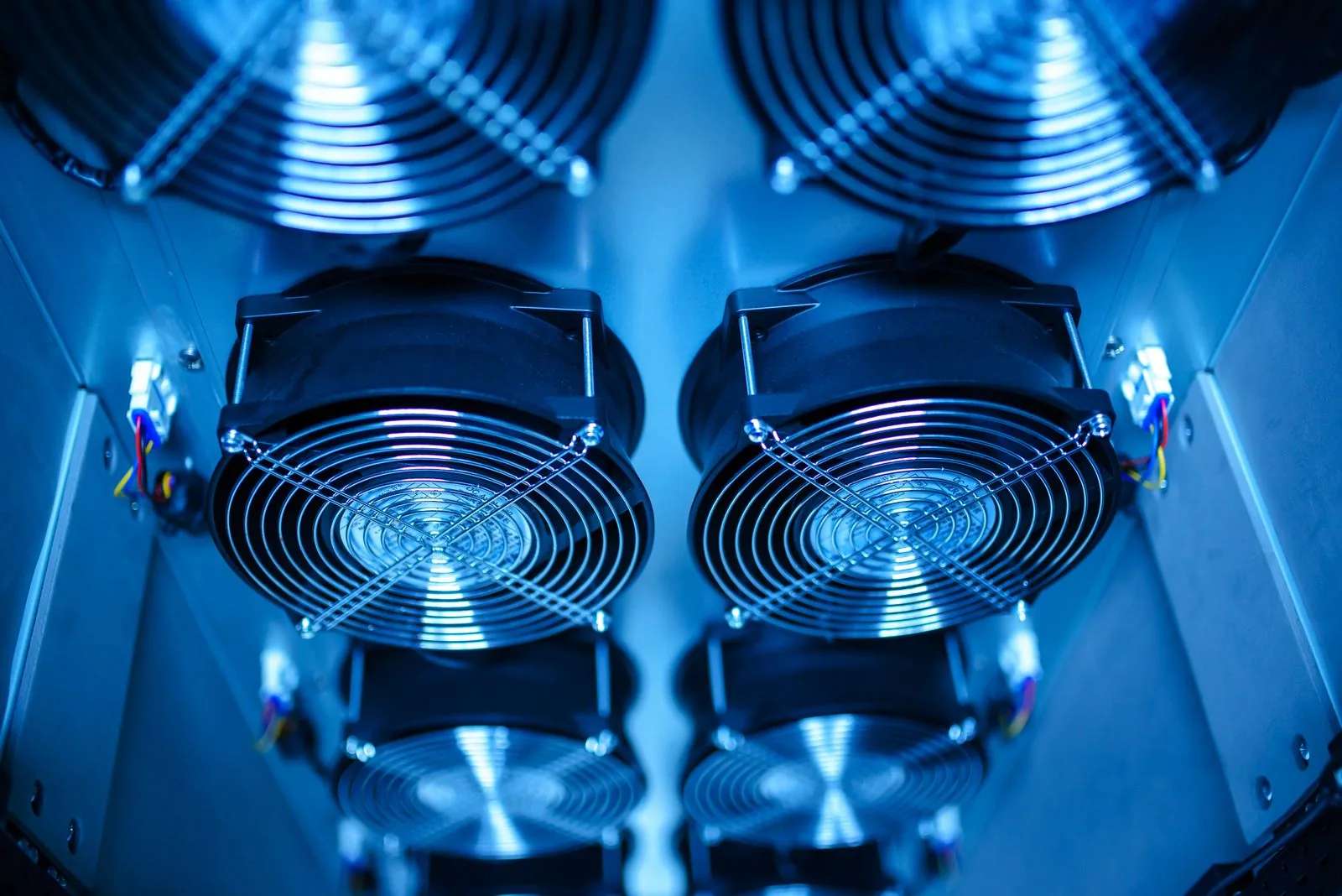 Ventilatoare de răcire într-o carcasă metalică, în lumină albastră
