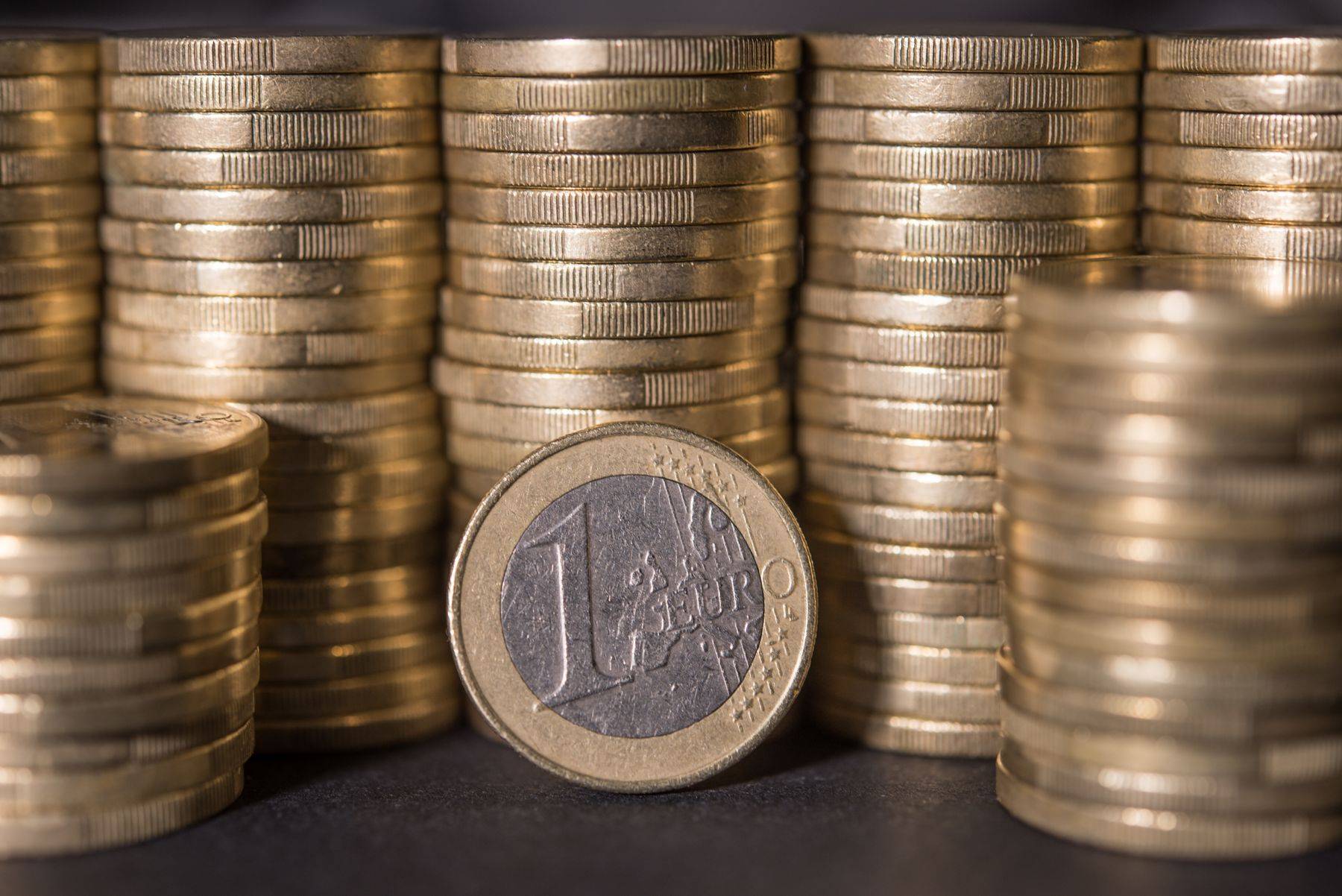 Teancuri de monede euro, cu o monedă de 1 euro în prim-plan