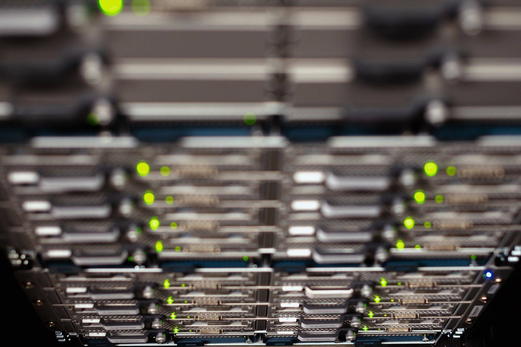 Echipamente de rețea suprapuse într-un rack, cu LED-uri verzi