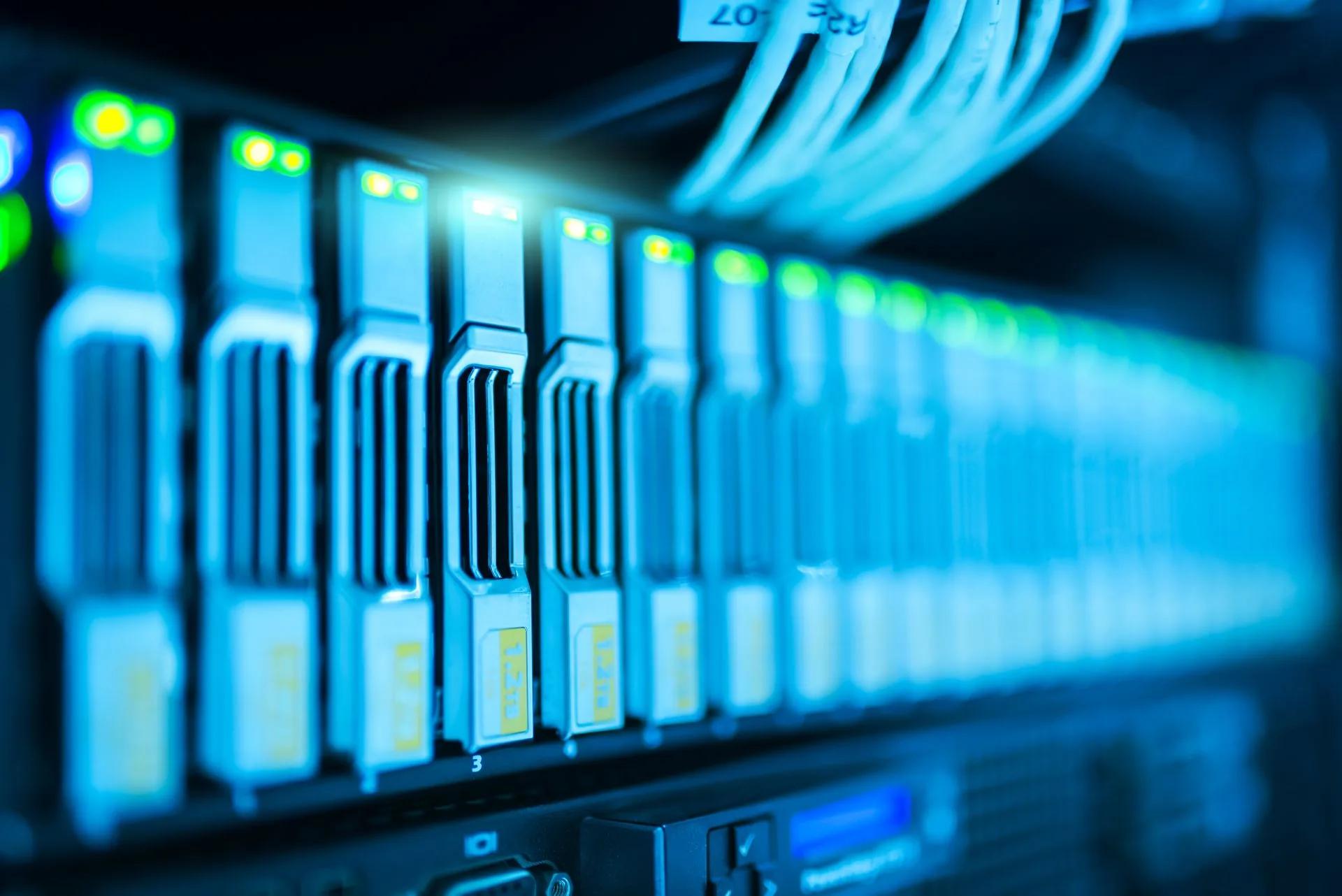 Module de stocare cu LED-uri albastre și verzi într-un rack de server