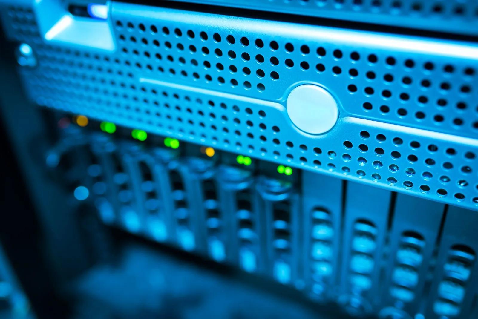 Panou frontal de server cu LED-uri, în lumină albastră
