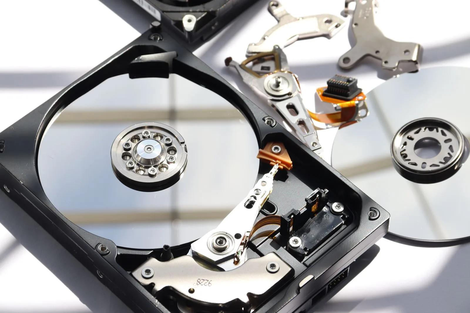 Hard disk deschis, cu platanul și capul de citire vizibile