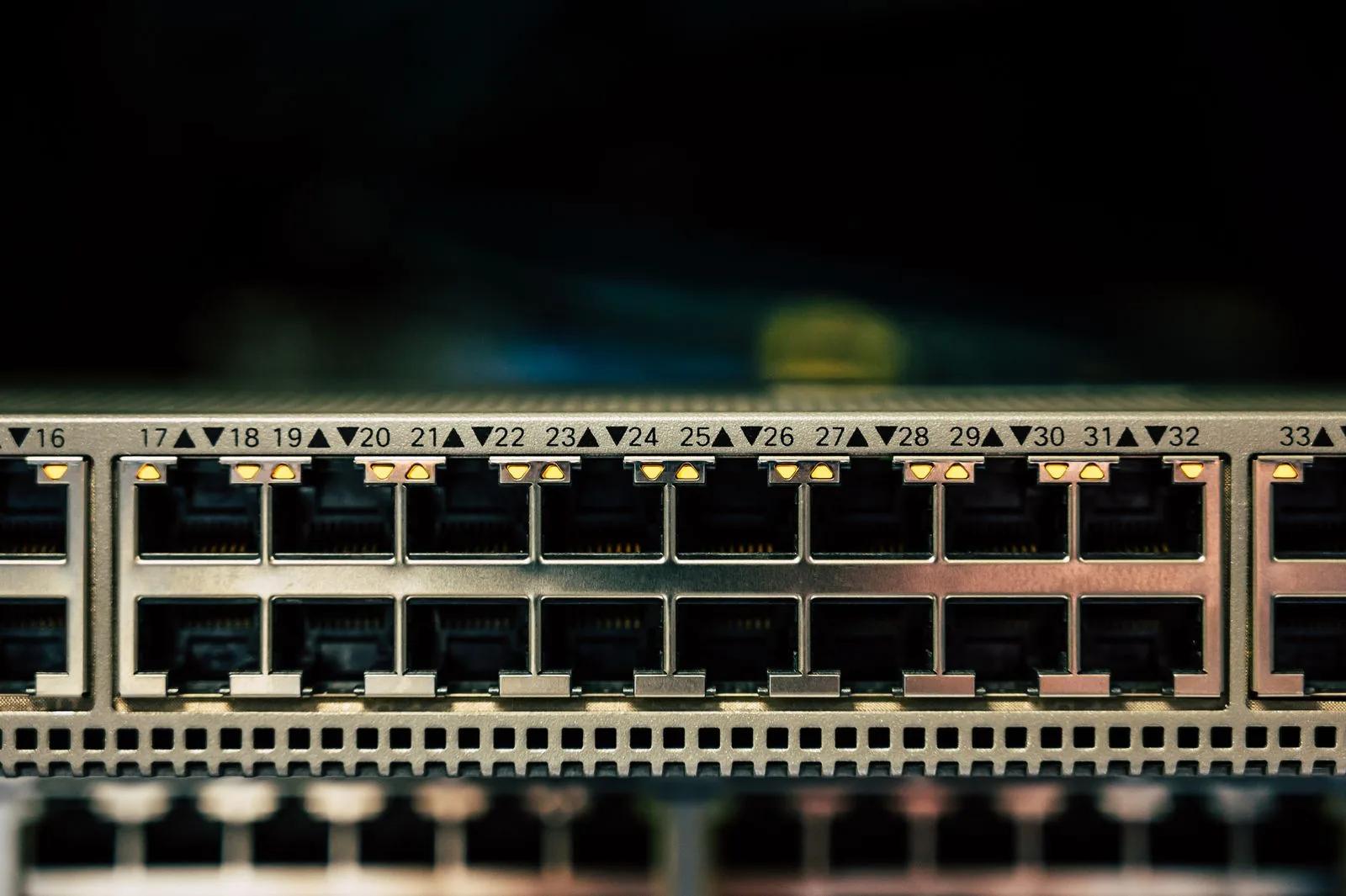 Porturi Ethernet și LED-uri pe un switch de rețea