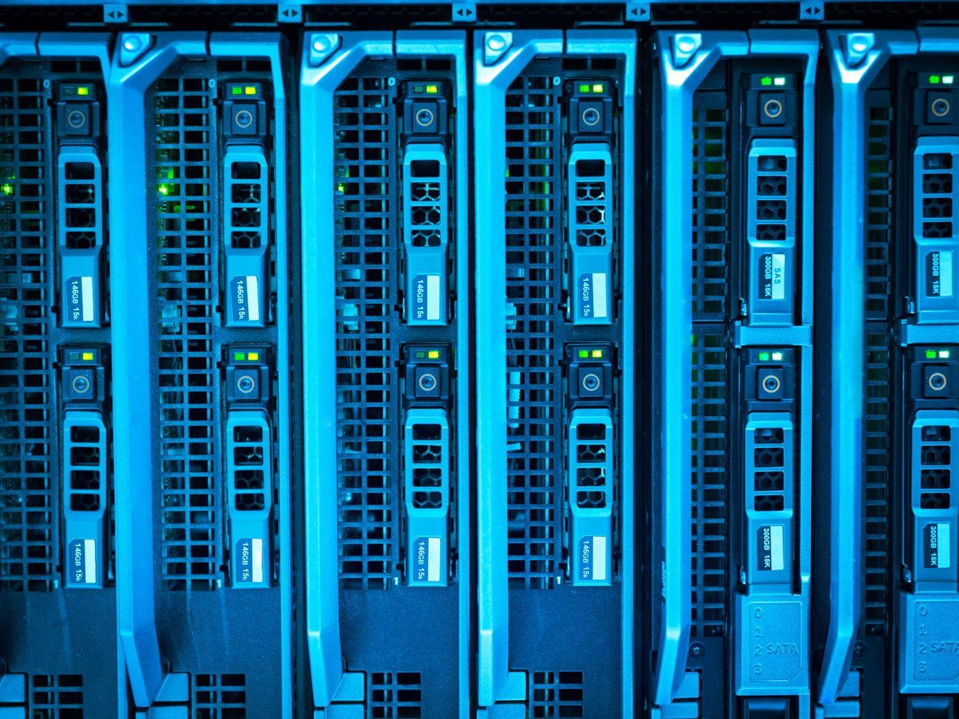 Server blade cu sertare pentru discuri, în lumină albastră