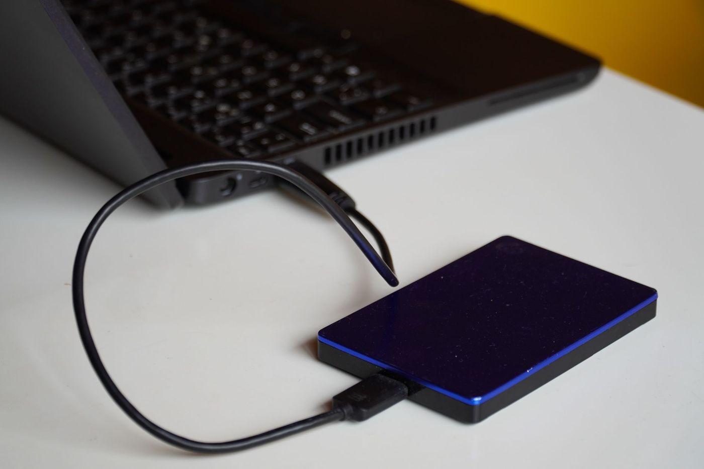 Hard disk extern conectat la un laptop