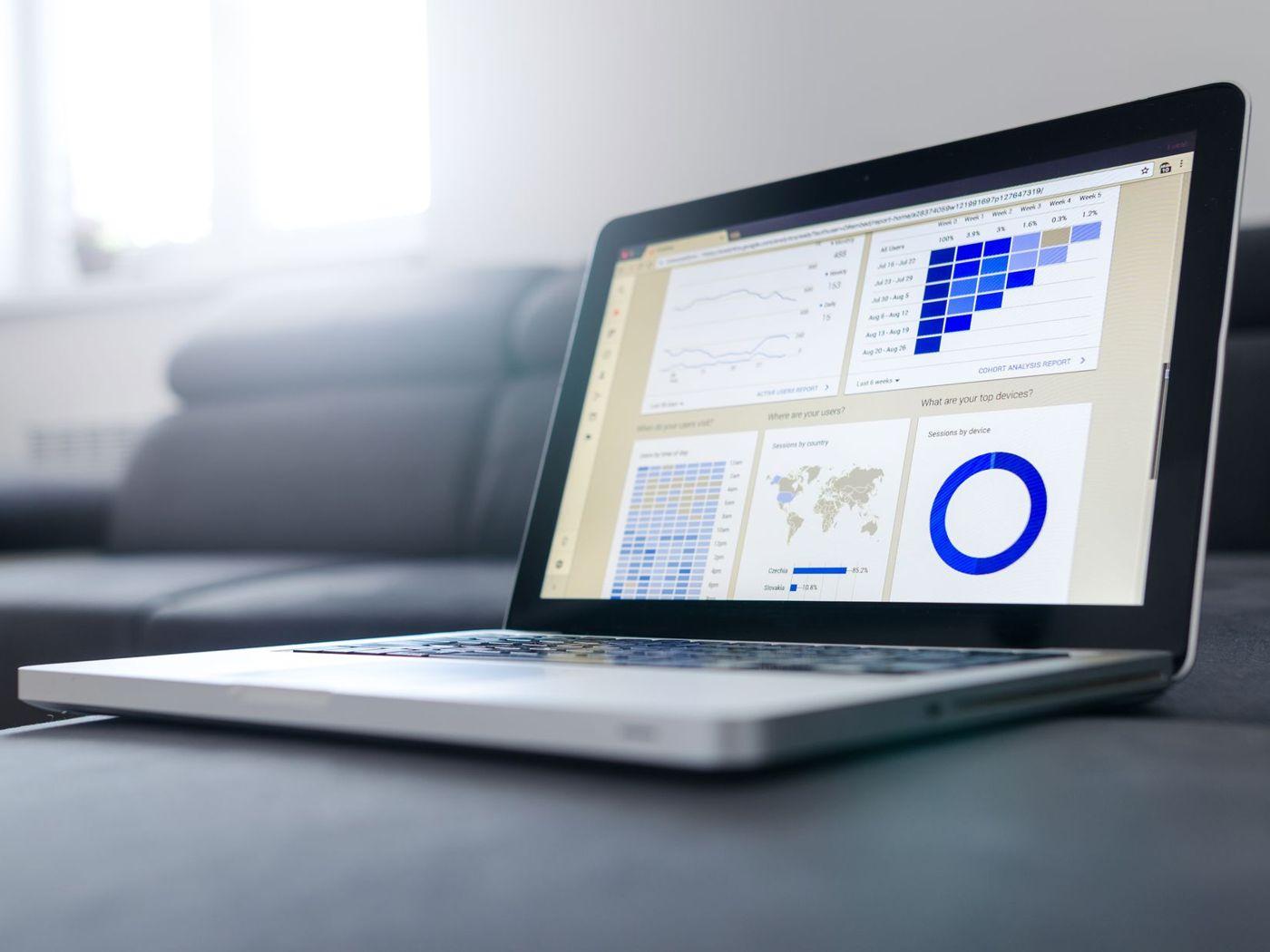 Laptop cu un panou de statistici, pe o canapea