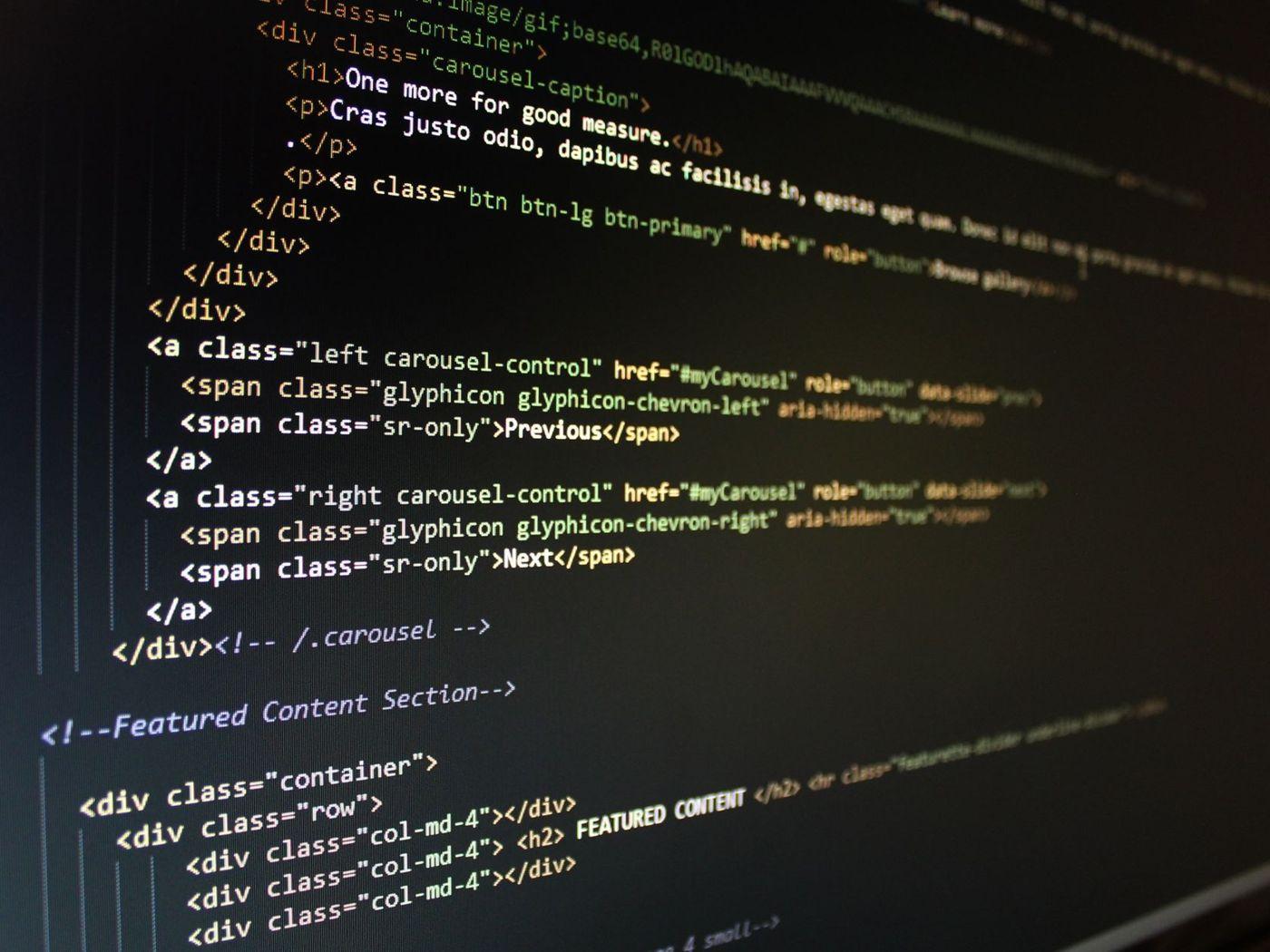 Cod HTML pe un ecran întunecat