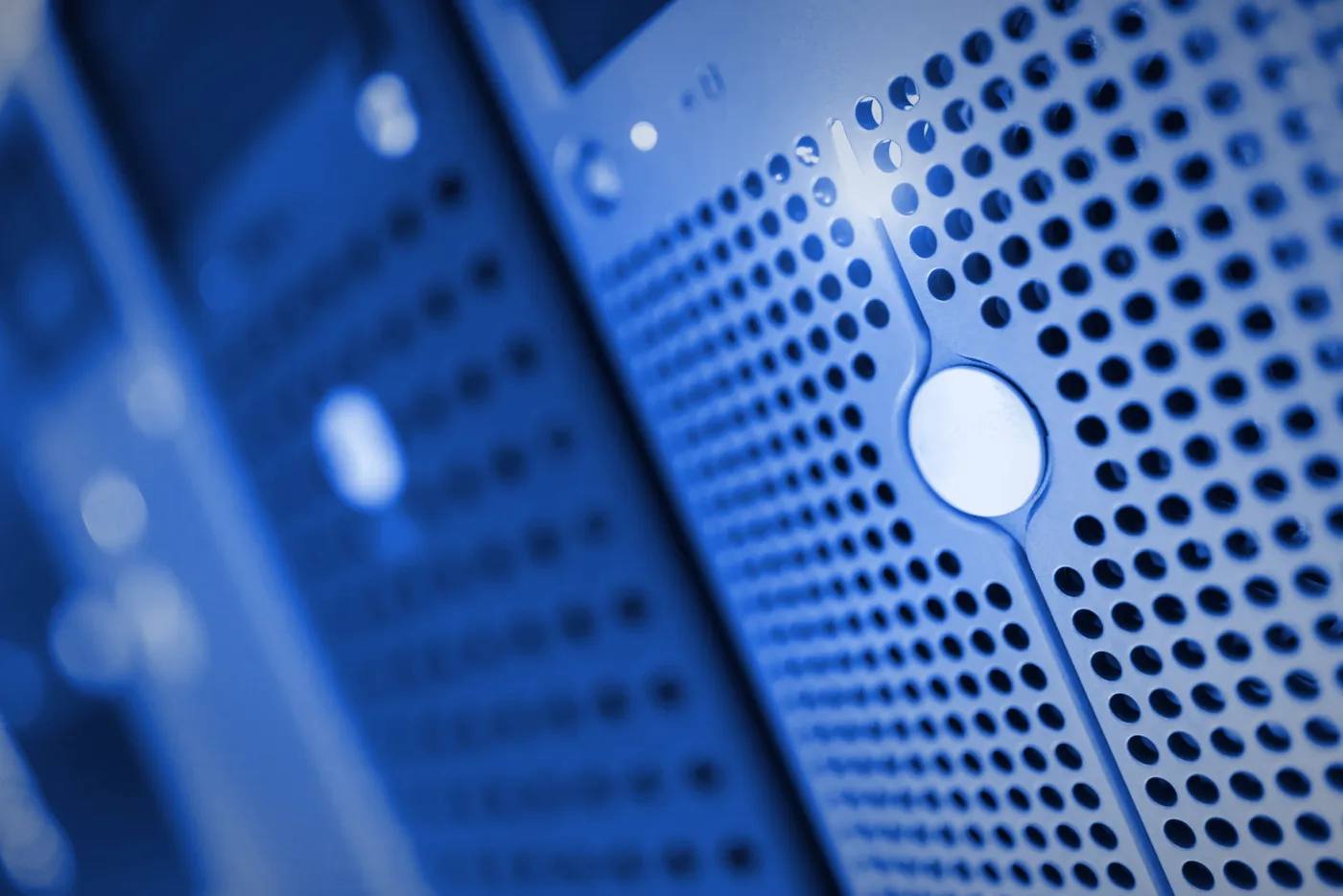 Fațada unui server enterprise, cu grilaj perforat